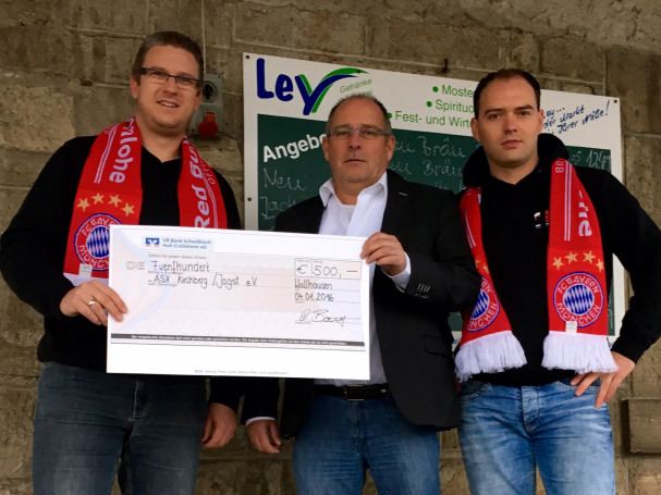 V.l.n.r.: Daniel Bauer(Vorstand Red Bulls Hohenlohe e.V.), Hans-Hermann Maunz (Vorsitzender ASV Kirchberg/Jagst), Daniel Datzer (Kassierer Red Bulls Hohenlohe e.V.)